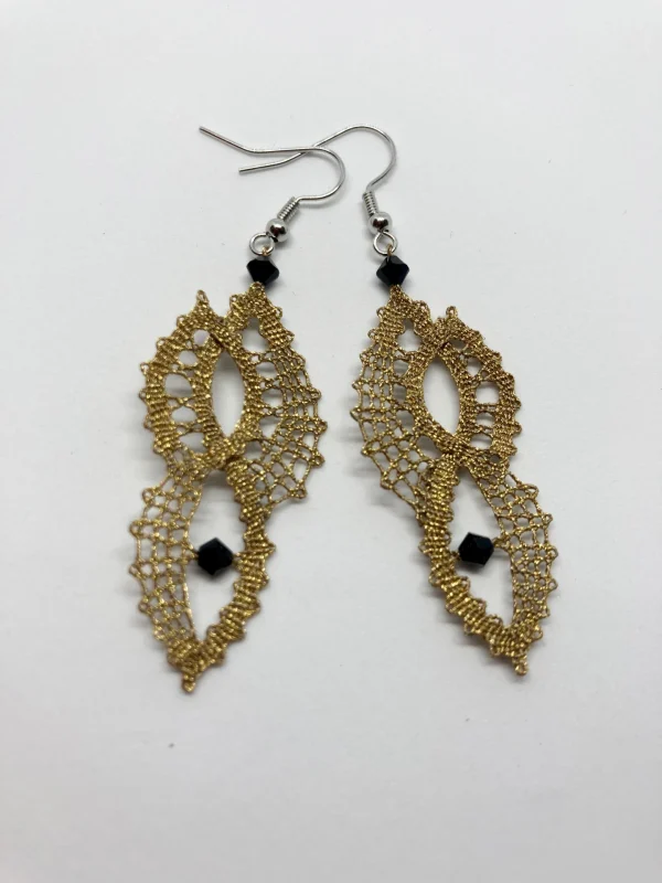 kolekcija večplastna, zlati klekljani uhani s kristali